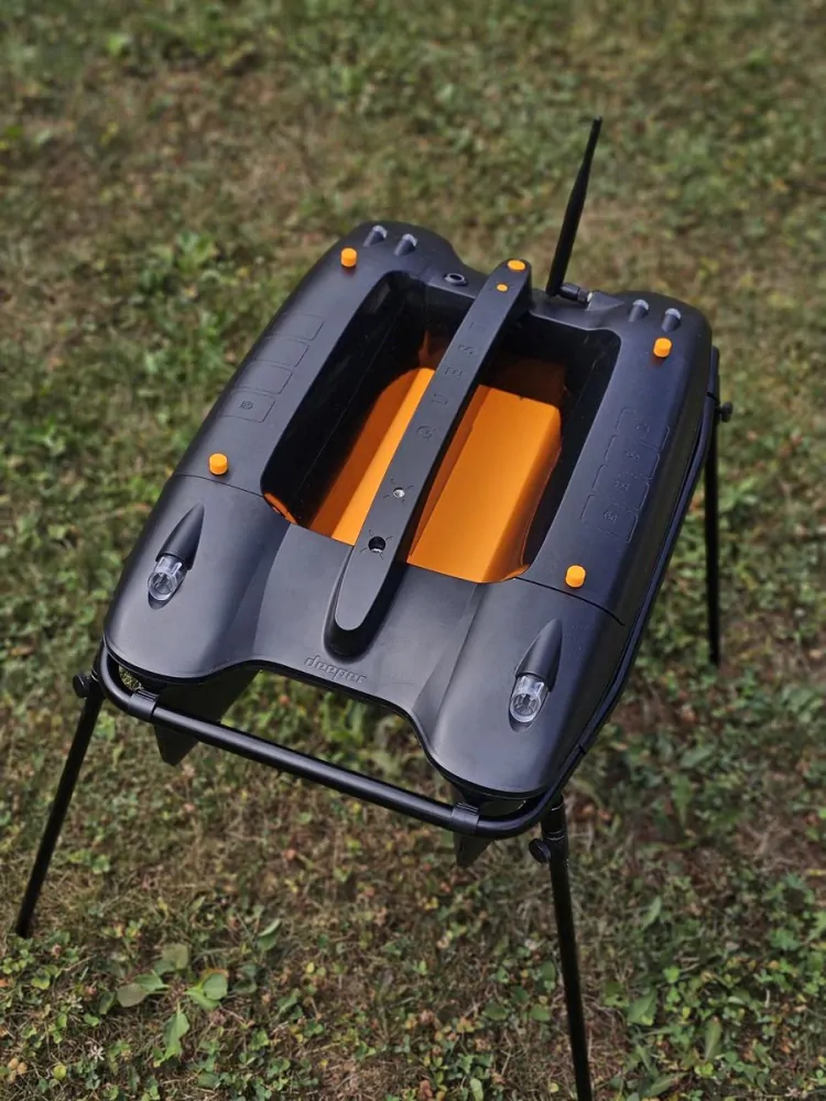 Nerezový stojan na zavážaciu loďku Deeper Quest