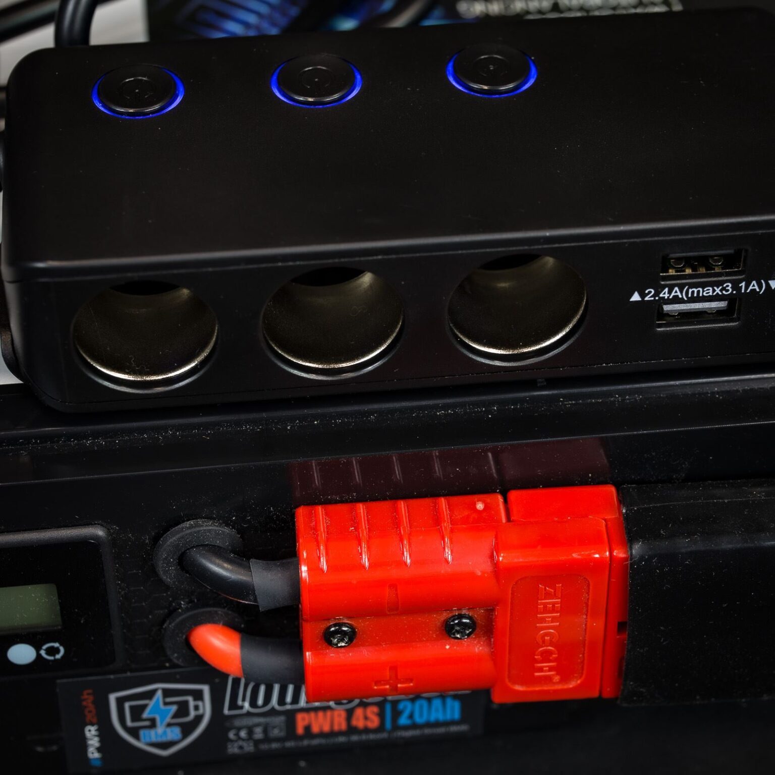 LoungeBox XTRM & PWR Multi-nabíjací adaptér 7-portový 12V USB QC – Obrázok 3