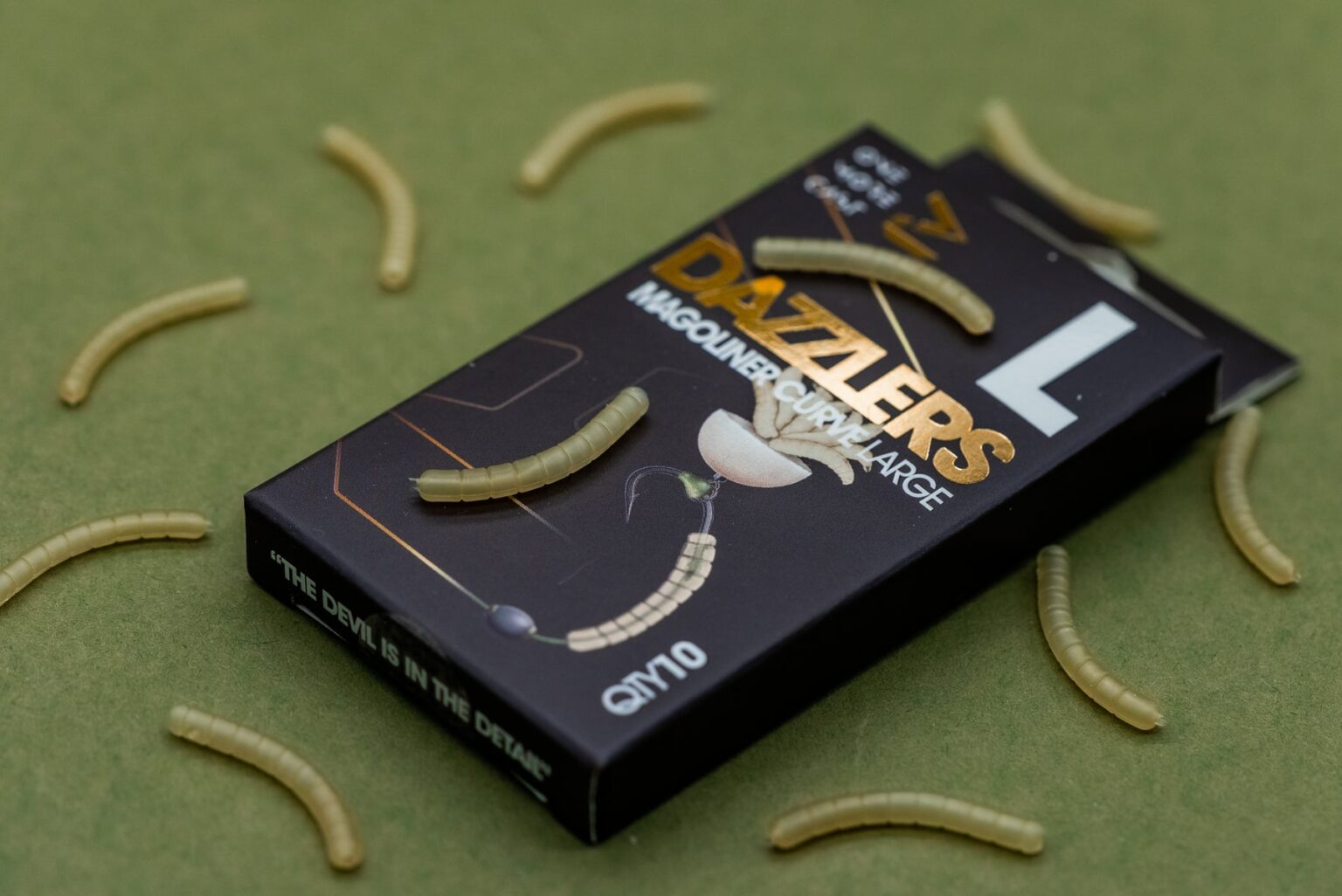 ONE MORE CAST DAZZLERS MAGOLINER - CURVE - Vlasové rovnátka Biele – Obrázok 3