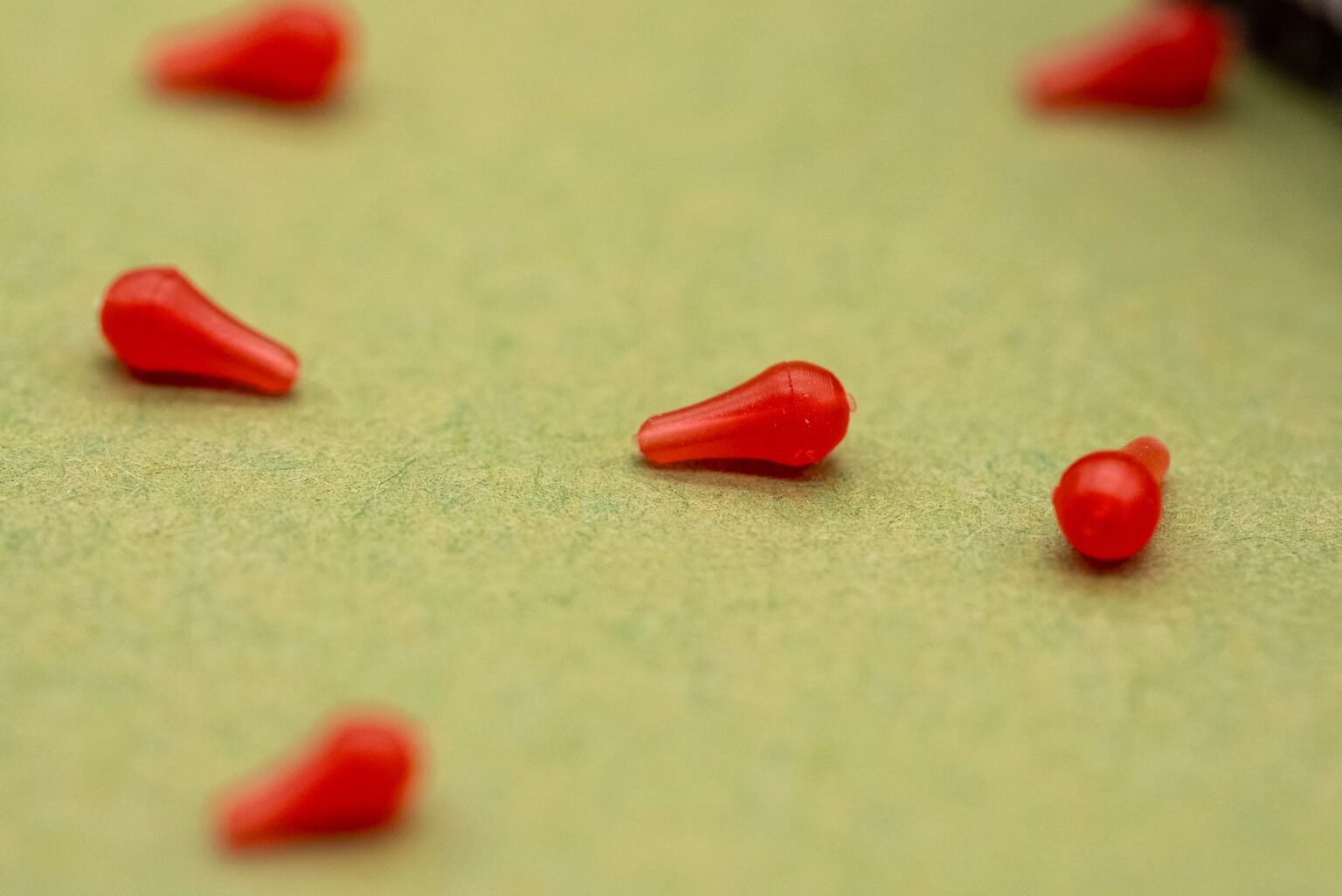 ONE MORE CAST DAZZLERS BLOOD RED LONG DISTANCE HOOKBEAD - Zarážky na háčik červené – Obrázok 3