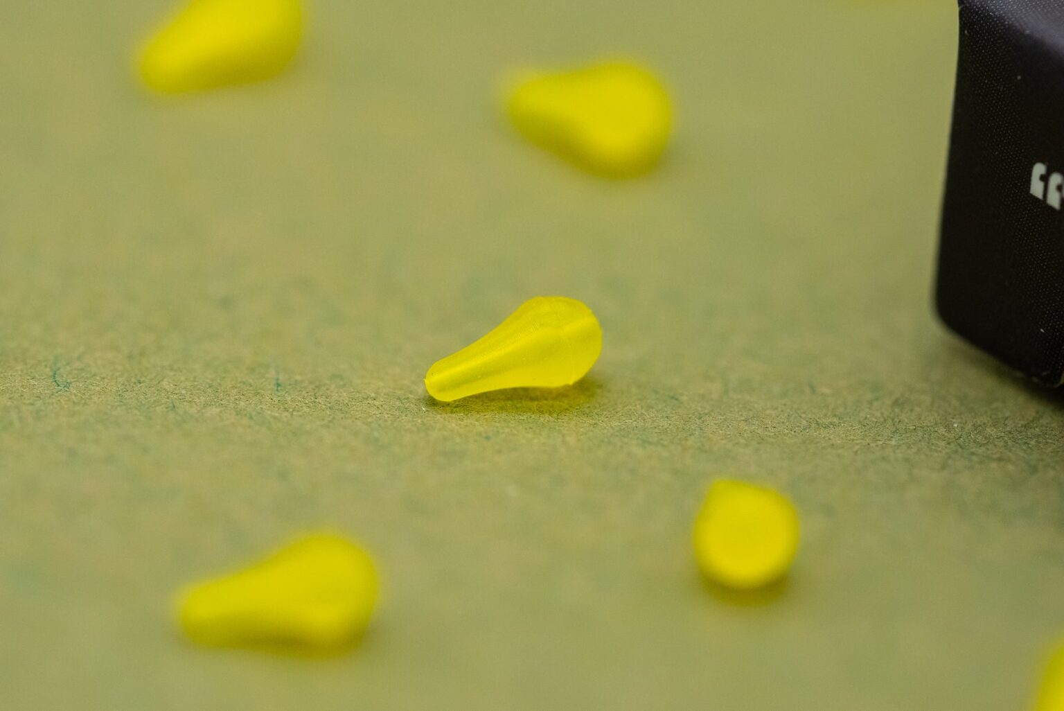 ONE MORE CAST DAZZLERS CORNELLO LONG DISTANCE HOOKBEAD - Zarážky na háčik žlté – Obrázok 3