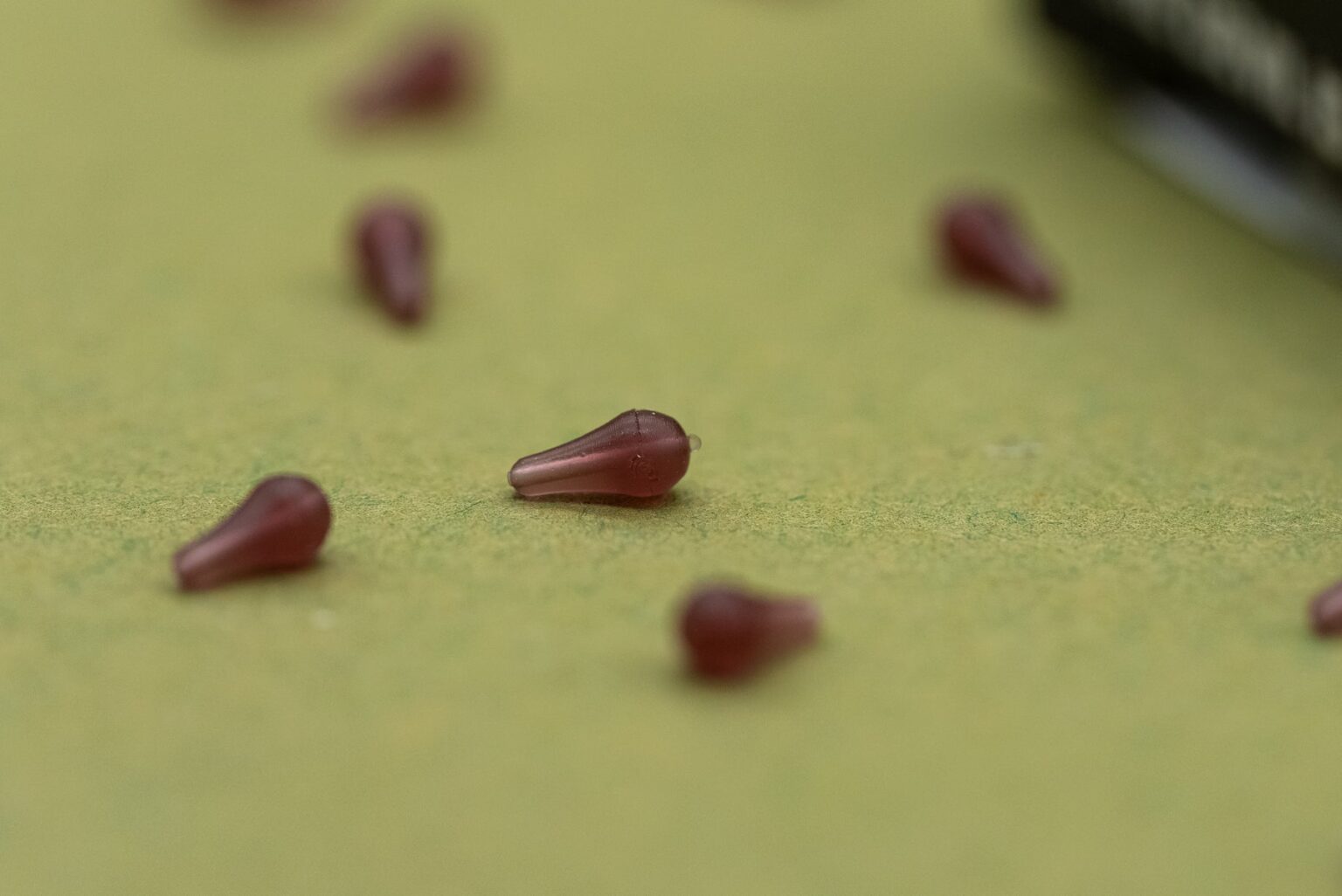 ONE MORE CAST DAZZLERS WORM BROWN LONG DISTANCE HOOKBEAD - Zarážky na háčik hnedé – Obrázok 3