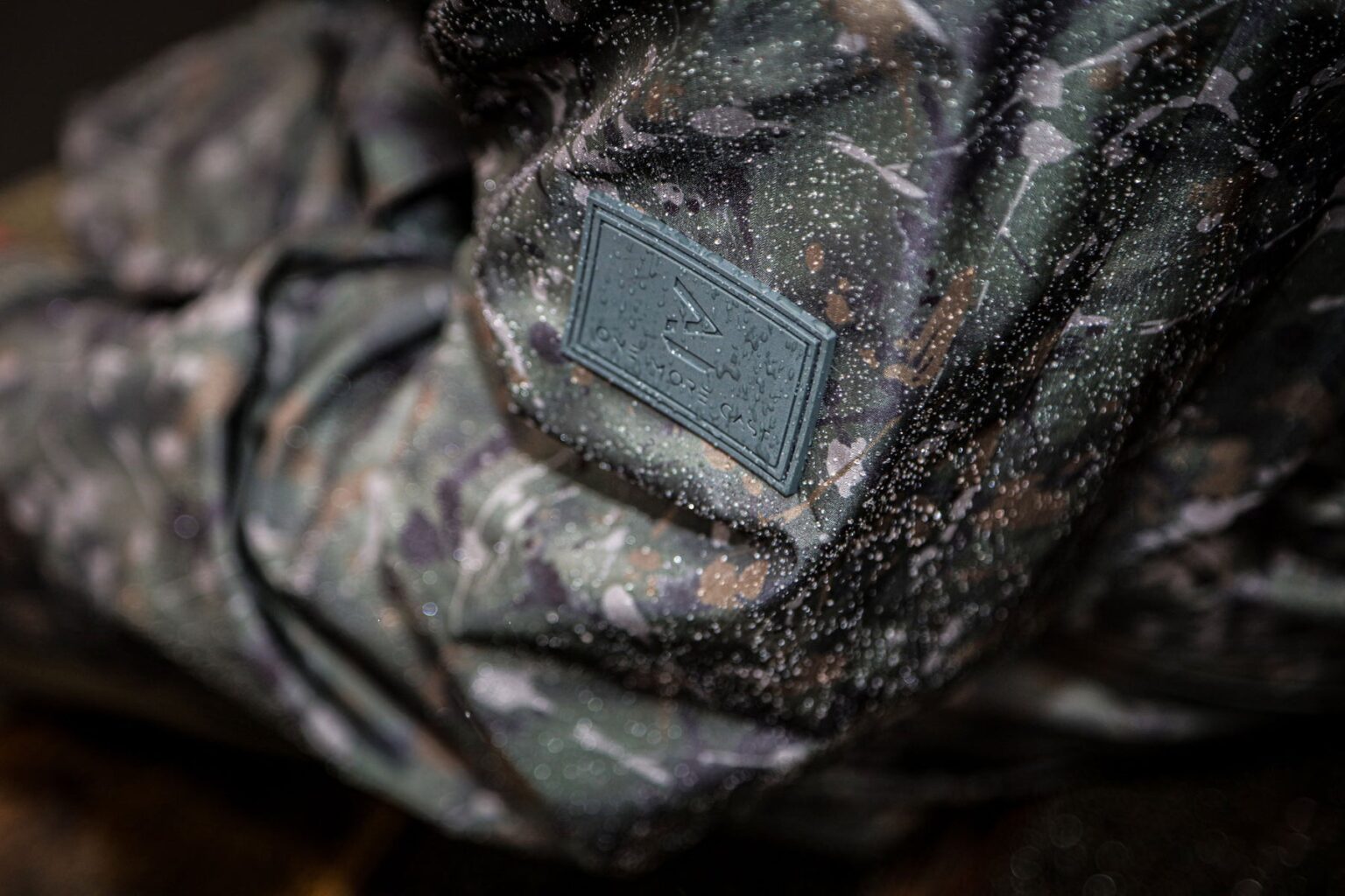 ONE MORE CAST Splash Camo Mrigal Spring Water Resistant Jacket - Nepremokavá Bunda – Obrázok 4