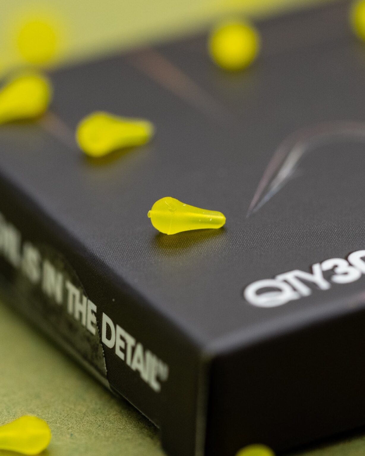 ONE MORE CAST DAZZLERS CORNELLO LONG DISTANCE HOOKBEAD - Zarážky na háčik žlté – Obrázok 4