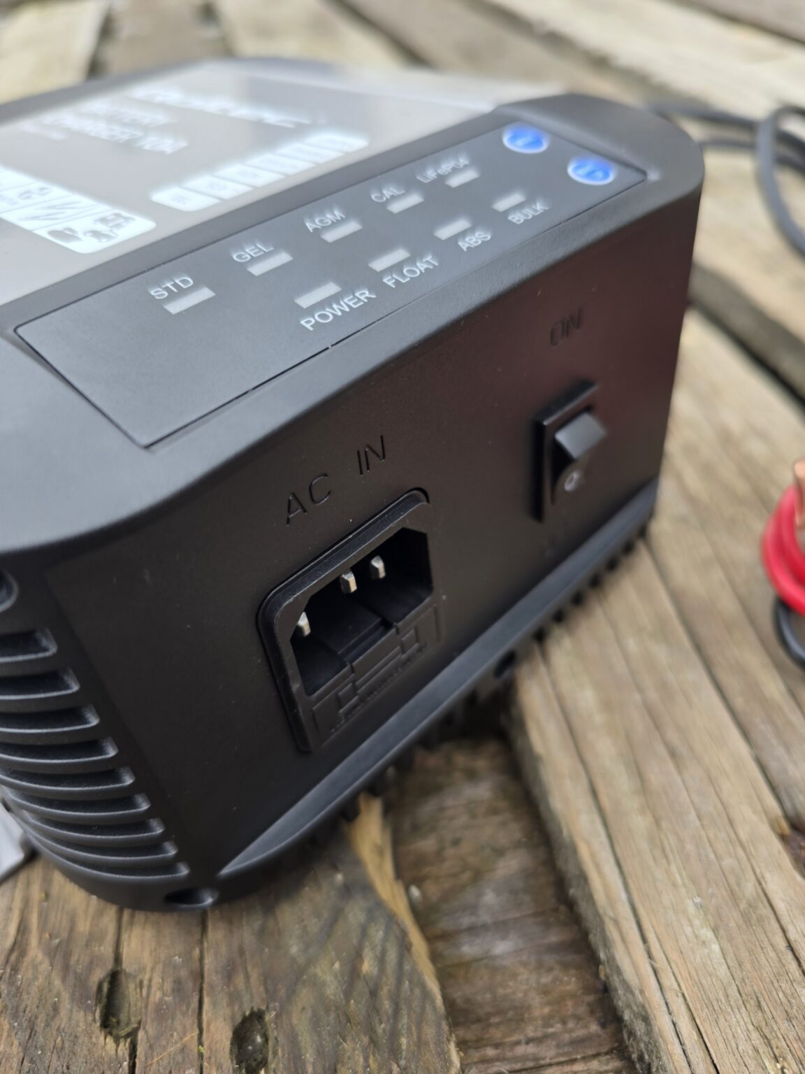 Qoltec 51958 Intelligent Monolith nabíjačka pre LiFePO4 AGM GEL SLA batérie | 10A | 12V – Obrázok 5