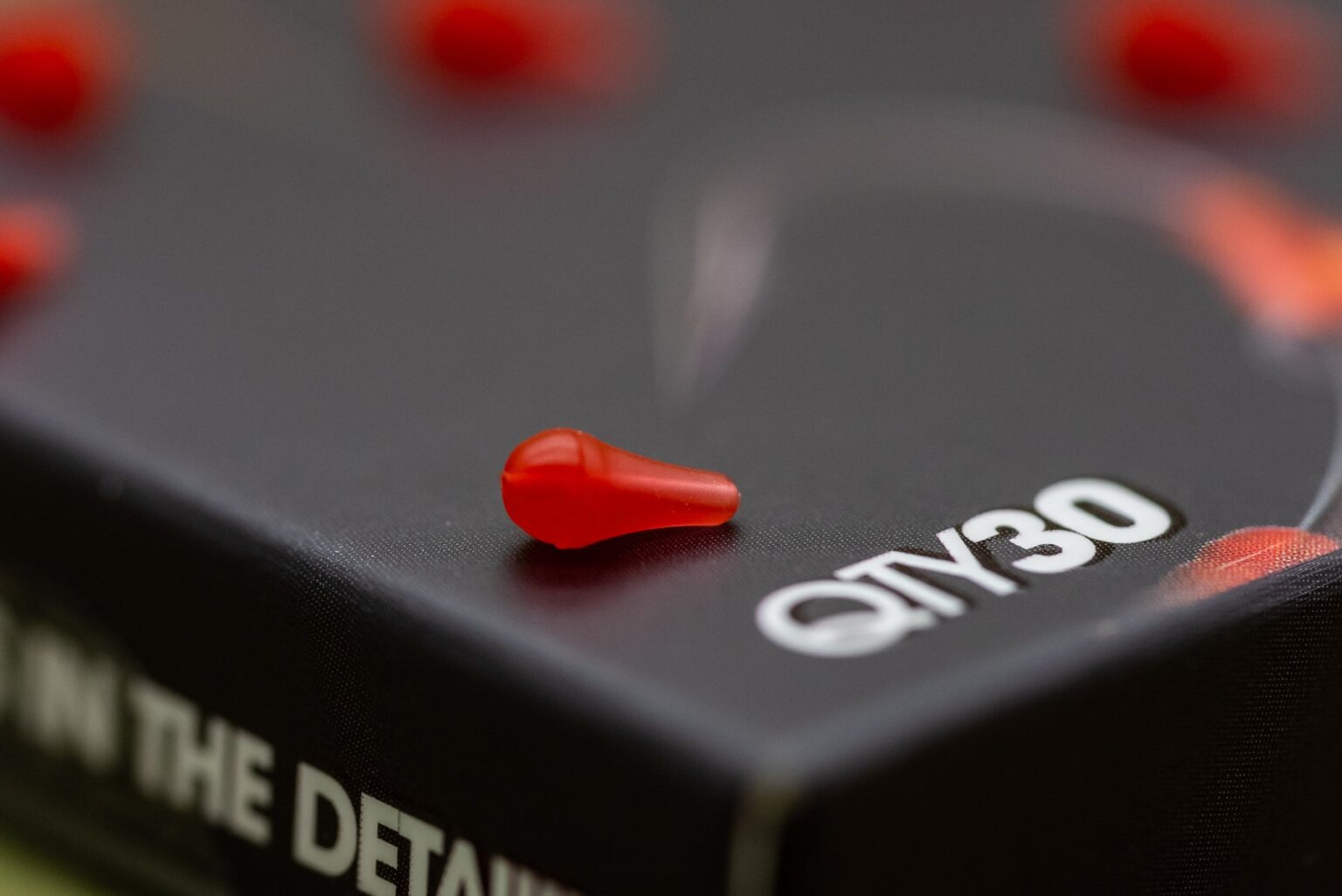 ONE MORE CAST DAZZLERS BLOOD RED LONG DISTANCE HOOKBEAD - Zarážky na háčik červené – Obrázok 5