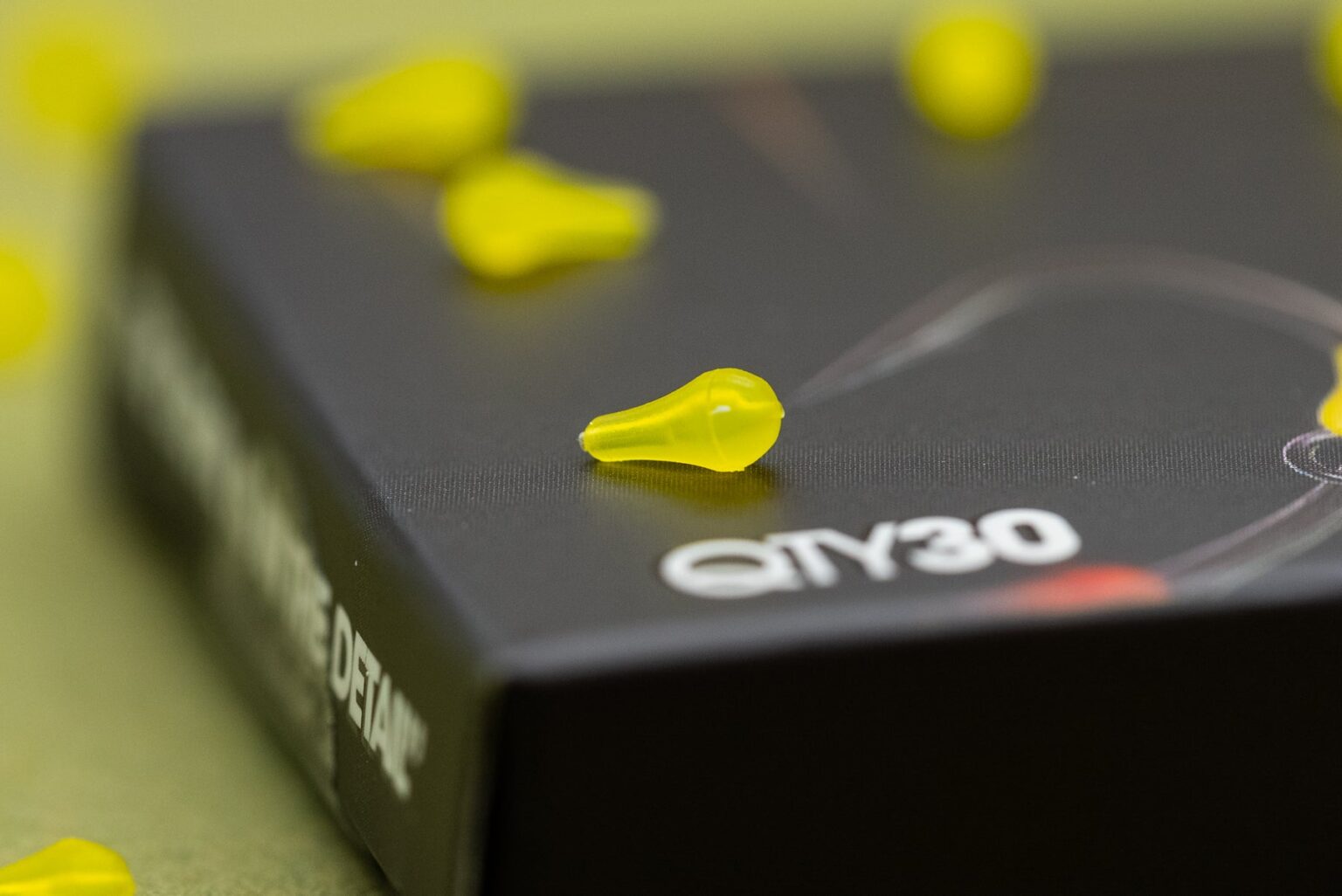 ONE MORE CAST DAZZLERS CORNELLO LONG DISTANCE HOOKBEAD - Zarážky na háčik žlté – Obrázok 5